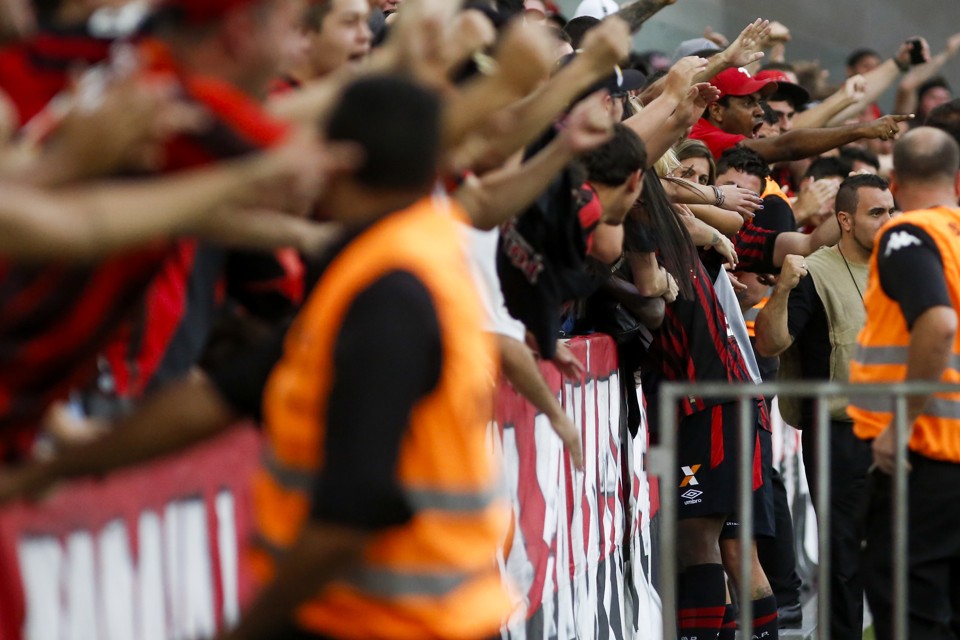 A torcida abraça Douglas Coutinho na comemoração do gol contra o Galo: comunhão time e torcida em alta. | Henry Milleo/Gazeta do Povo