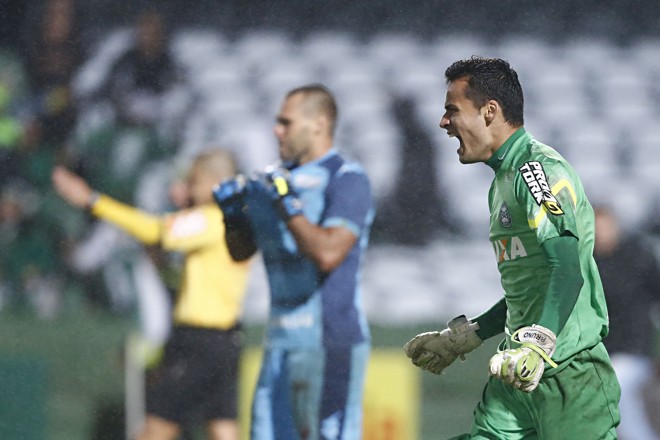 Vitória só foi comemorada após a 22ª cobrança da disputa, desperdiçada por Deola. | Felipe Rosa/Tribuna