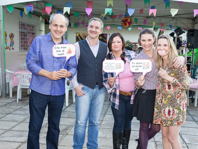 O prefeito Gustavo Fruet e a presidente da FAS, Marcia Oleskovicz Fruet, com os coordenadores do projeto Mueller Ecodesign Social, Marcelo Calixto e Rose Guazzi (de camisa xadrez) e a gerente de marketing do Shopping Mueller, Melissa Barbosa (de vestido estampado), se divertiram na festa junina de sábado, na Casa das Meninas do Novo Mundo. Hoje começam as obras de reforma da casa, na segunda edição do projeto, que envolve 19 escritórios de arquitetura | Foto: Nenad Estúdio