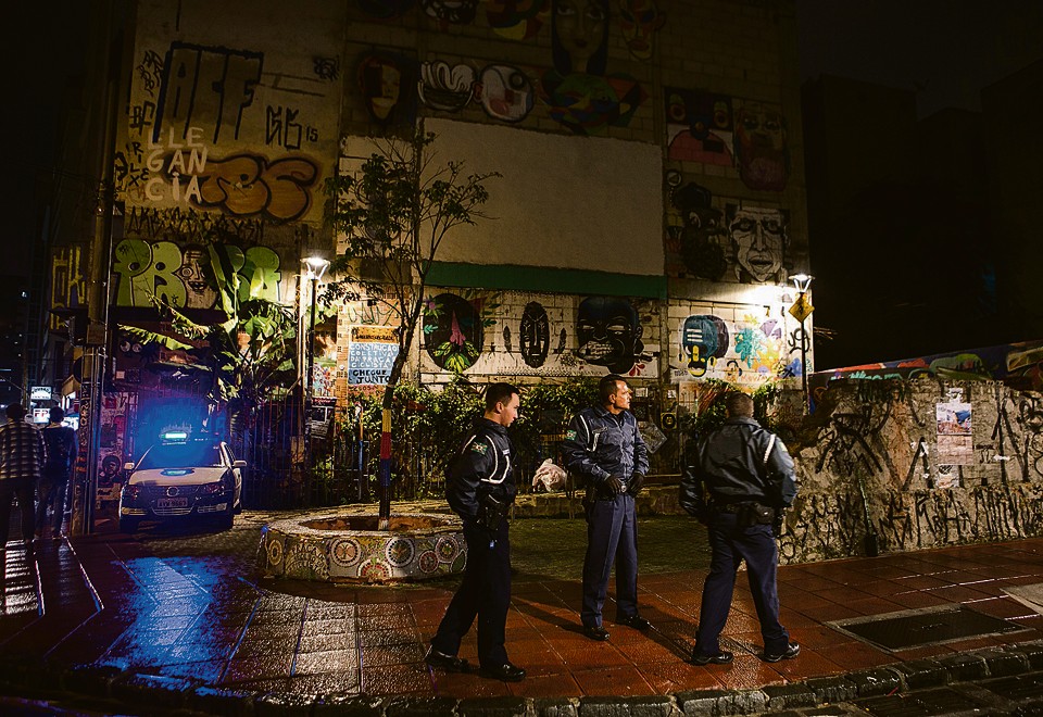 Viaturas, agentes armados – uniformizados e à paisana – e cachorros serão utilizados dia e noite, não se sabe até quando. | Marcelo Andrade/Gazeta do Povo