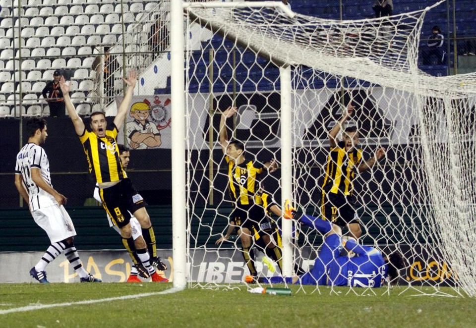 Guaraní abriu vantagem contra o Corinthians. | Stringers/Reuters