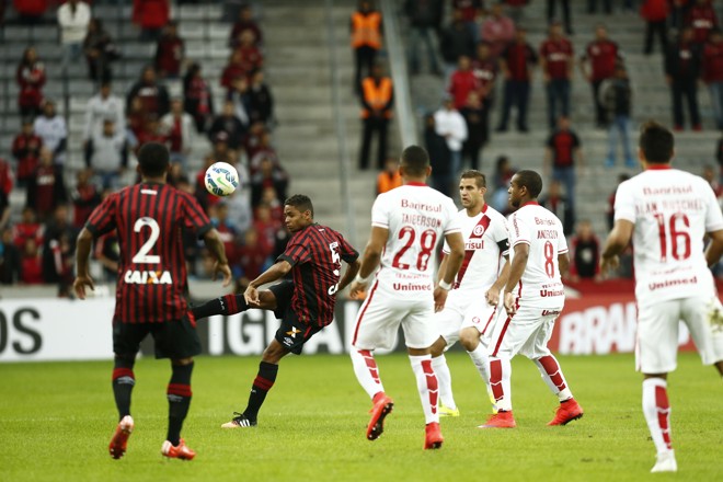 Deivid (com a bola) recebe lançamento, cercado de marcadores do Internacional | Hugo Harada/Gazeta do Povo
