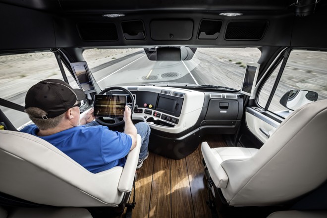 Veículo possui câmeras no lugar dos retrovisores, piso de madeira e interior luxuoso | Daimler AG - Global Communications Commercial Vehicles
