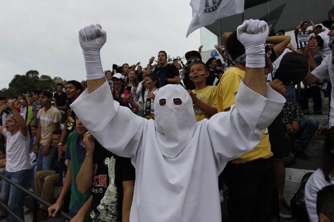 Fantasma animou a torcida do Operário no Germano Krüger. | Jonathan Campos/Gazeta do Povo