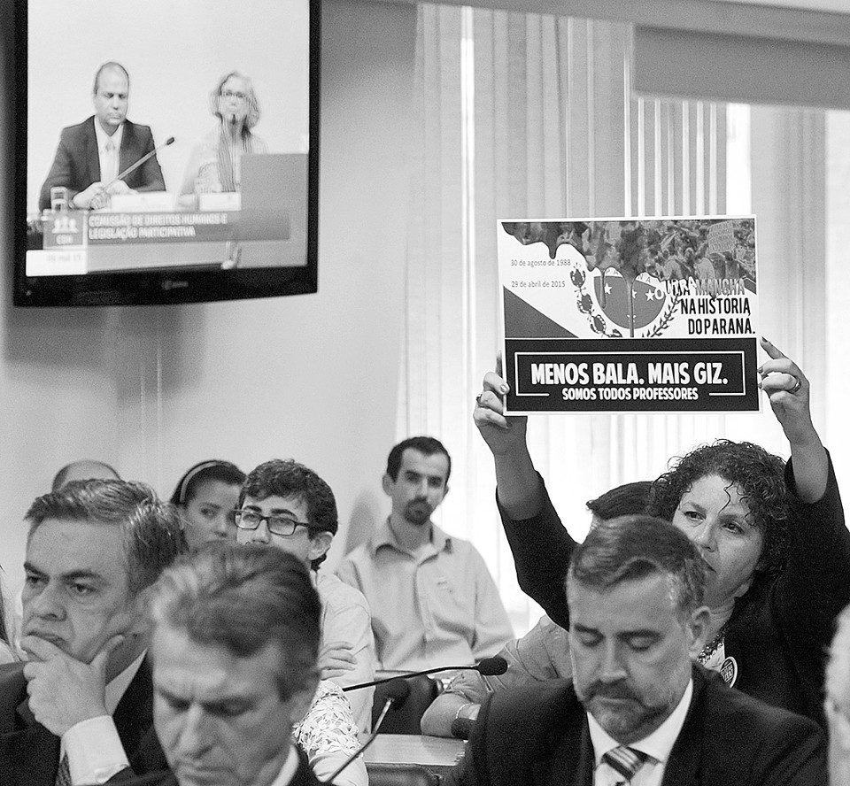 Professora protesta durante a audiência no Senado: aliados de Richa defenderam o governo. | Geraldo Magela/Agência Senado