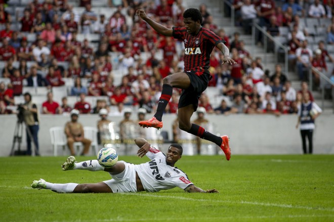 Jemerson leva a melhor na disputa com Coutinho. | Henry Milleo/Gazeta do Povo