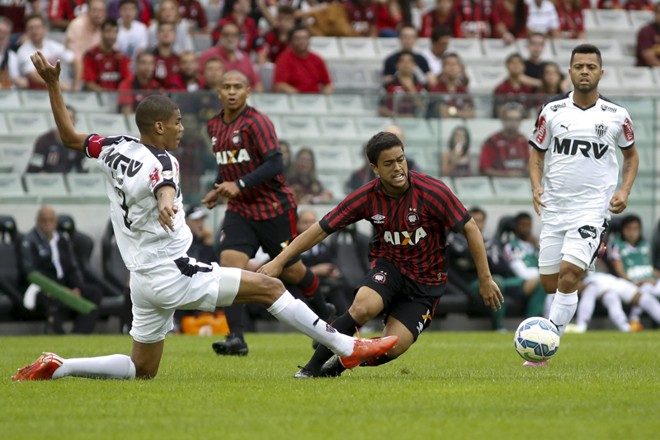 Felipe sofre falta na tentativa de passar por Leonardo Silva, zagueiro do Galo. | Henry Milleo/Gazeta do Povo