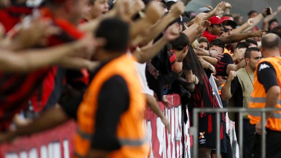 Douglas Coutinho é “engolido” pela torcida do Atlético: festa com o torcedor e choro custaram cartão amarelo. | Henry Milleo/Gazeta do Povo