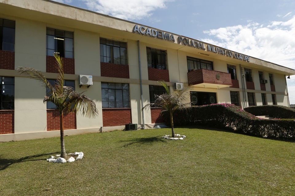 Pelo menos 132 alunos da Academia Policial Militar do Guatupê reclamam da falta de pagamento. | Marcelo Andrade/Gazeta do Povo
