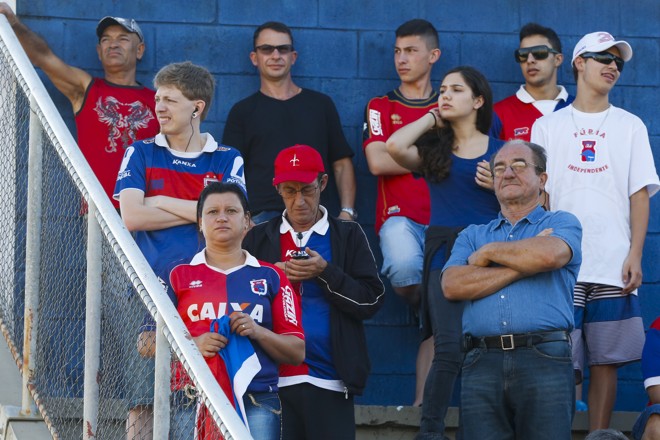 Homens e mulheres estiveram presentes na Vial Capanema... | Henry Milleo/Gazeta do Povo
