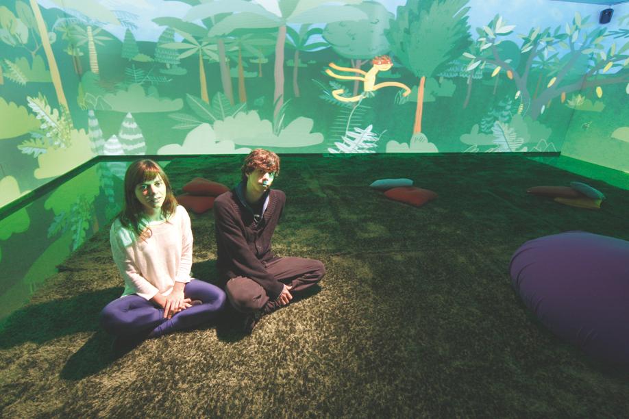 Cecilia e Ygor trazem lendas do foclore brasileiro nas instalações de grafite digital. | Aniele Nascimento/Gazeta do Povo