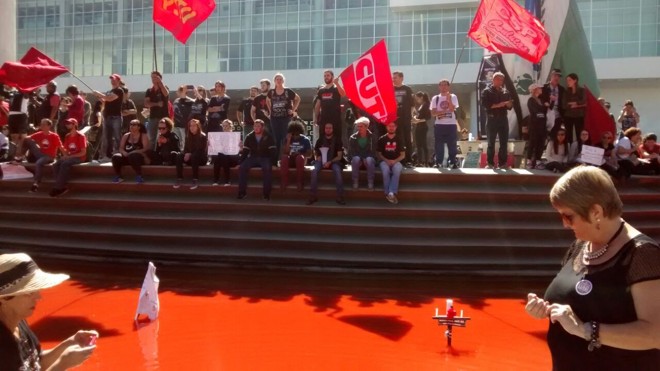 Corante foi colocado para deixar vermelha a água do chafariz do Palácio. | Antônio More/Gazeta do Povo