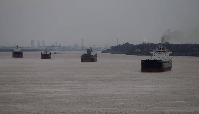 Navios formam fila na região de Rosário, como se o mar entrasse no continente. | 