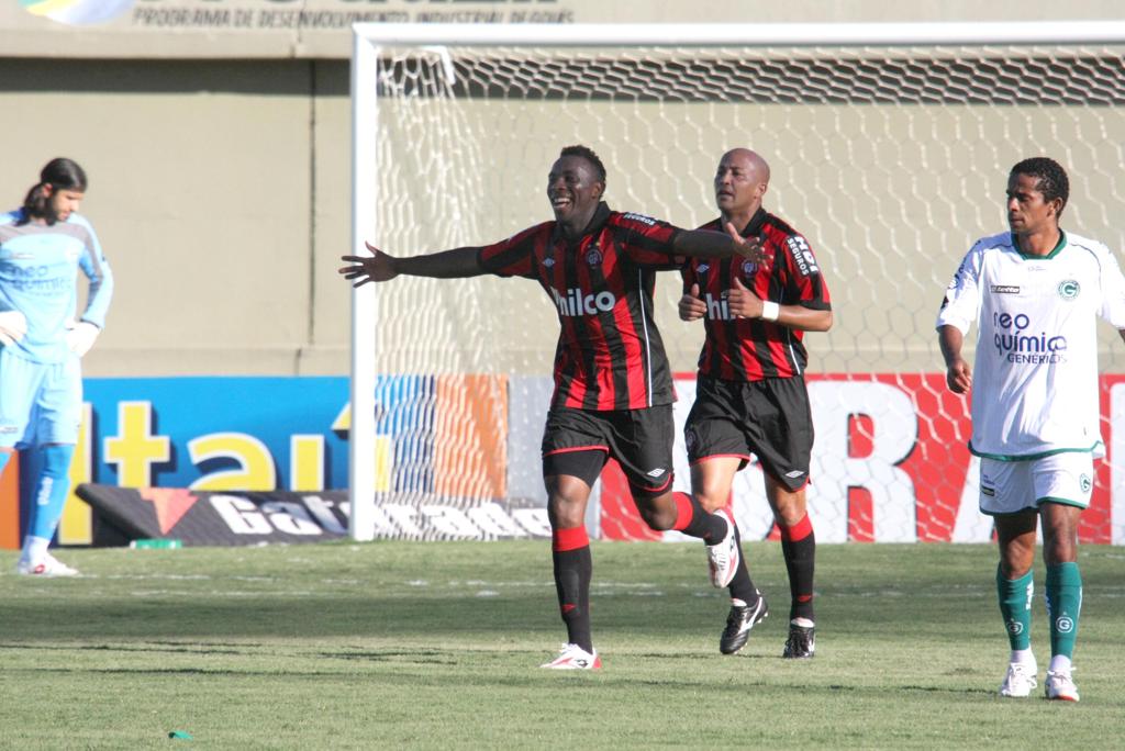 O zagueiro Manoel comemora o gol contra o Goiás, em 2010, na última vitória do Atlético sobre o time alviverde no Serra Dourada. | Iris Roberto/Diário da Manhã