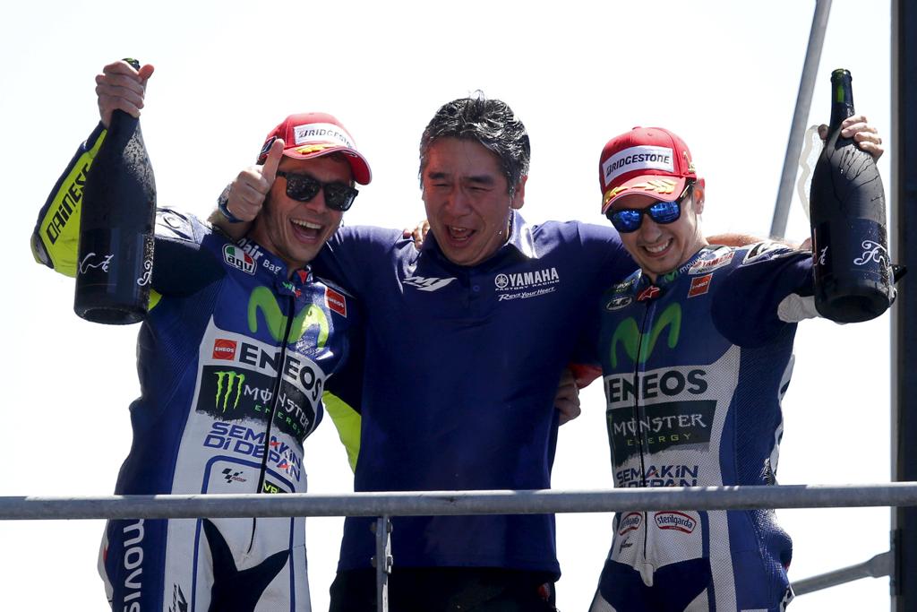 Da direita para esquerda, Jorge Lorenzo, Tsuji Kouichi, líder da equipe Yamaha, e Valentino Rossi comemoram o pódio | STEPHANE MAHE/REUTERS
