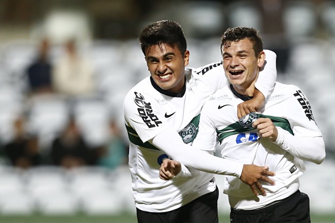 Ruy comemora o gol ao lado de Rafhael Lucas. | Felipe Rosa/TRIBUNA DO PARANA
