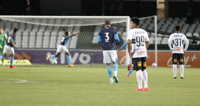 Rafhael Lucas observa a festa dos jogadores do Avaí | Daniel Castellano/Gazeta do Povo