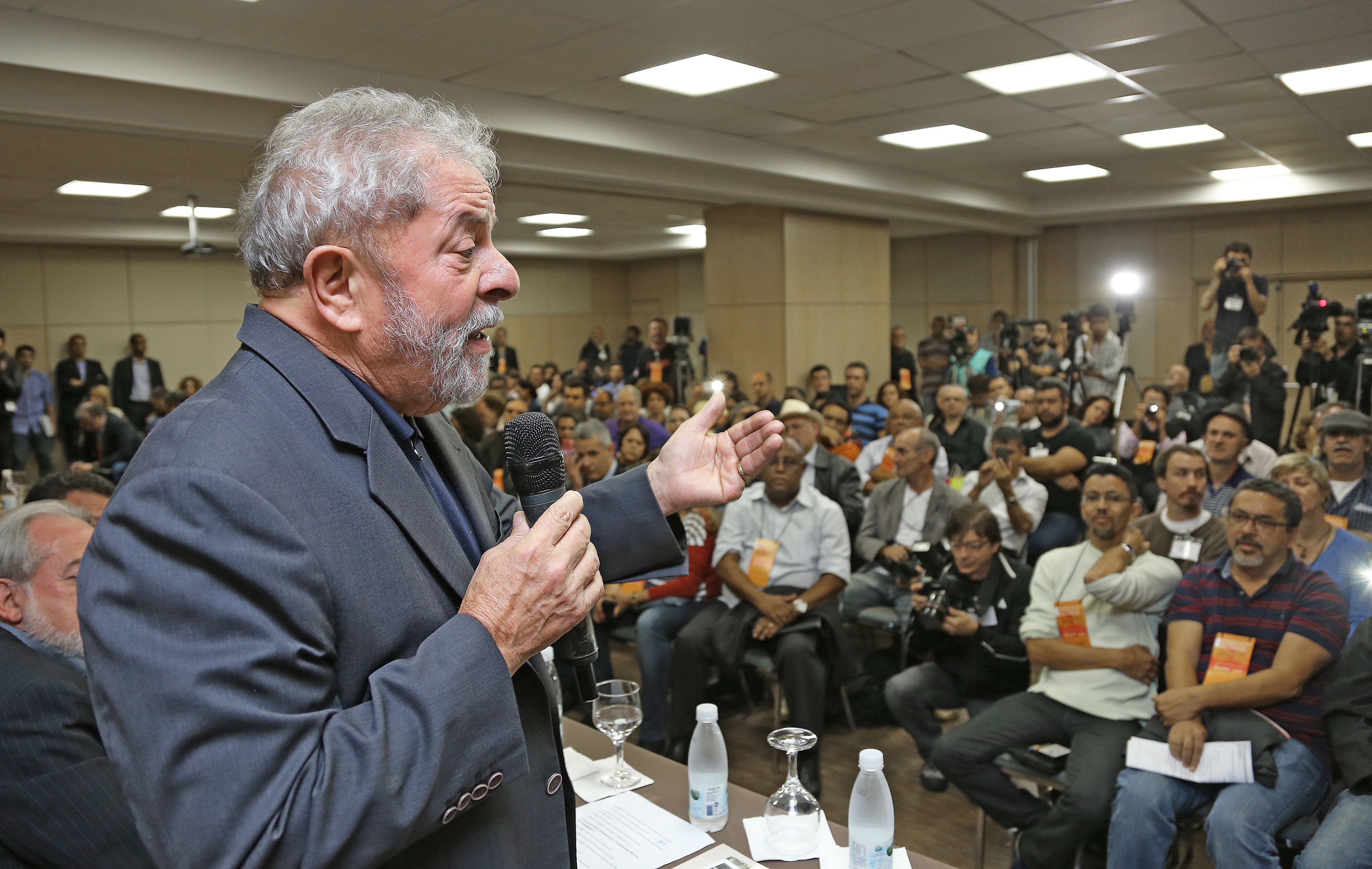 Lula ainda ironizou a cobrança de dízimo pelos pastores. “E a solução é Deus. Paga o seu dízimo que Jesus salvará”. | Divulgação/Instituto Lula