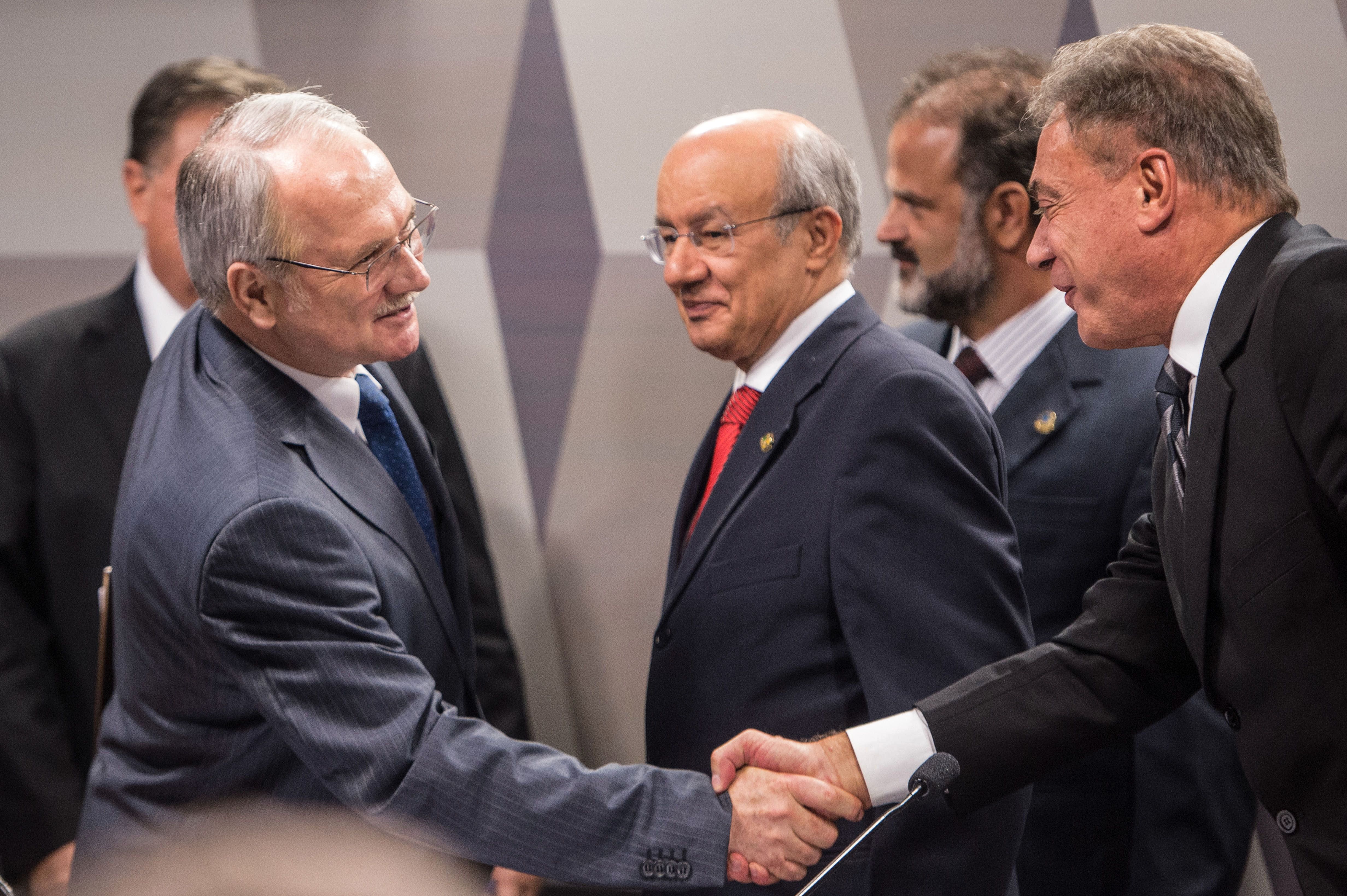 Fachin cumprimenta o senador Alvaro Dias no início da sabatina, que durou mais de 12 horas. | Marcelo Camargo/Agência Brasil