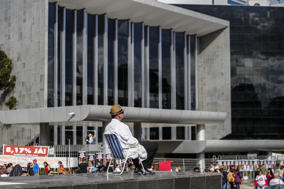 No auge dos protestos contra o governo, servidores já pediam a reposição integral da inflação como reajuste salarial. | Daniel Castellano/Gazeta do Povo