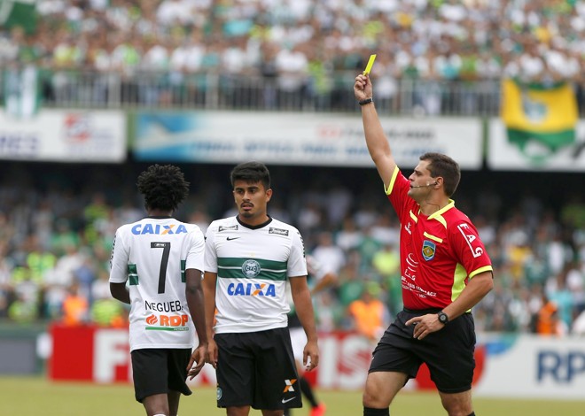 Rafael Traci mostra cartão amarelo para Negueba. | Daniel Castellano/Gazeta do Povo