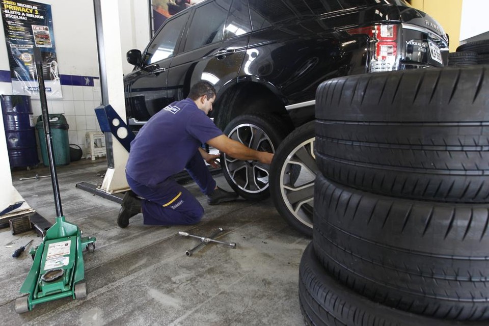 A queda nos emplacamentos de veículos tem se refletido diretamente nas vendas de pneus às montadoras | Antônio More/Gazeta do Povo