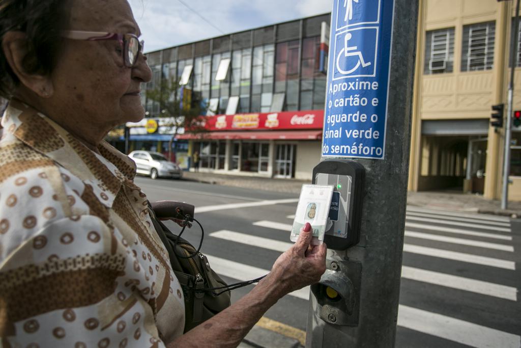 Instalação de semáforos especiais para idosos e deficientes é consequência da análise de áreas de risco de acidente. | Brunno Covello/Gazeta do Povo