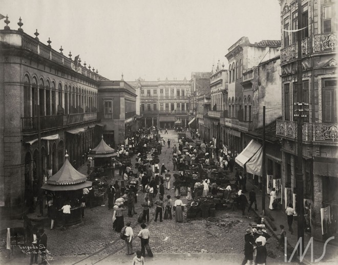 Largo da Sé, hoje conhecido como Largo de São Francisco de Paula, no Rio de Janeiro, em 1909. | Augusto MaltaAcervo Brasiliana Fotográfica