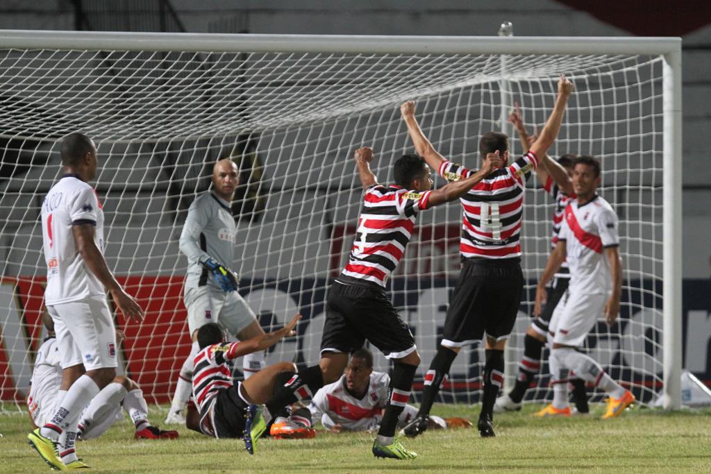 Jogadores do Santa Cruz comemoram o gol contra do zagueiro tricolor Rodrigo | Diego Nigro/JC Imagem/Folhapress