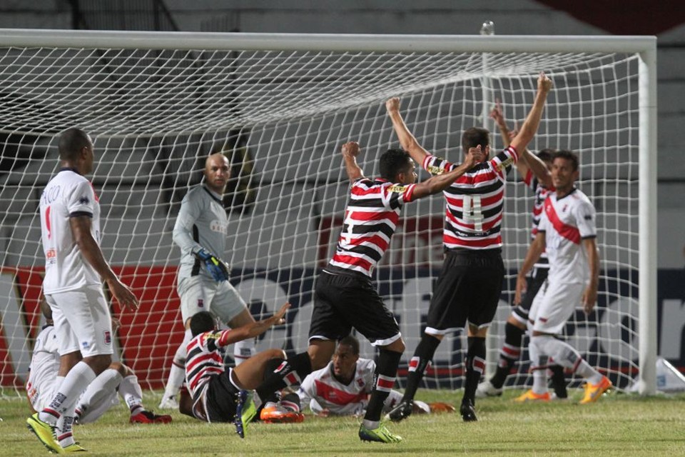 Jogadores do Santa Cruz comemoram o gol contra do zagueiro tricolor Rodrigo | Diego Nigro/JC Imagem/Folhapress