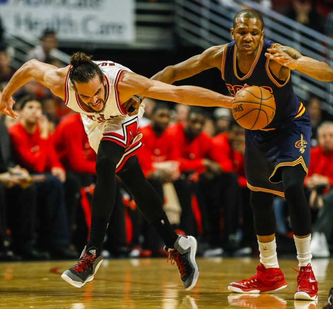 HOMEM ELÁSTICO – Joakim Noah, que já se equilibra nas pernas finas e longas, se estica todo para ficar com a bola. Quase um homem-elástico. | Tannen Maury/EFE