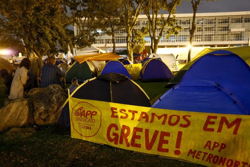 Professores, que já acamparam em  duas ocasiões em frente ao Palácio Iguaçu, decidem na terça-feira se continuam em greve. | Hugo Harada/Gazeta do Povo