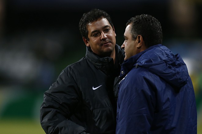 Técnicos Marquinhos Santos e Marcelo Chamusca conversaram antes do início do jogo. | Felipe Rosa/TRIBUNA DO PARANA