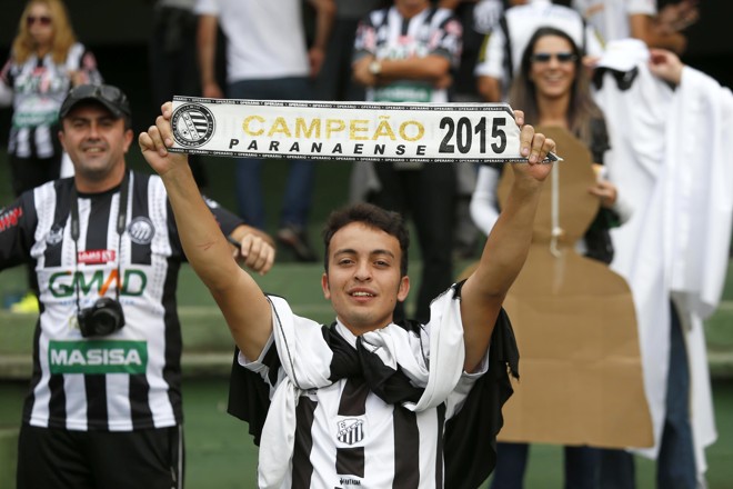 Antes mesmo do apito final, a torcida do Operário já tinha faixa de Campeão Paranaense. | Daniel Castellano/Gazeta do Povo