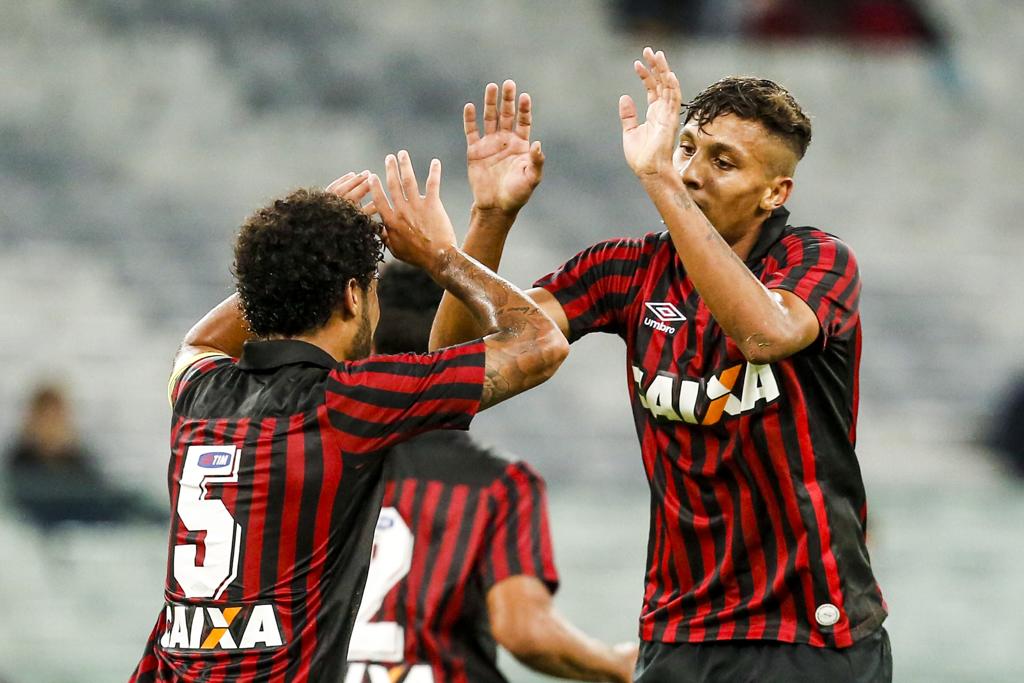 Jogadores comemoram boa partida, com goleada e apoio da torcida. | Brunno Covello/Gazeta do Povo