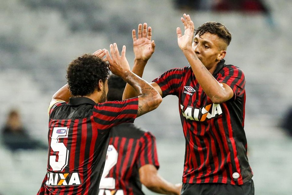 Jogadores comemoram boa partida, com goleada e apoio da torcida. | Brunno Covello/Gazeta do Povo