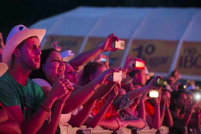 Quem ficou na grade em frente ao palco precisou chegar cedo. | Brunno Covello/Gazeta do Povo