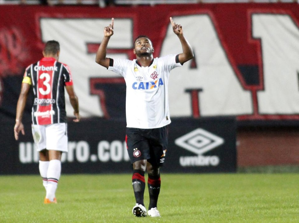 Nikão comemora o primeiro gol do Atlético em Joinville. | CARLOS JR/FUTURA PRESS/