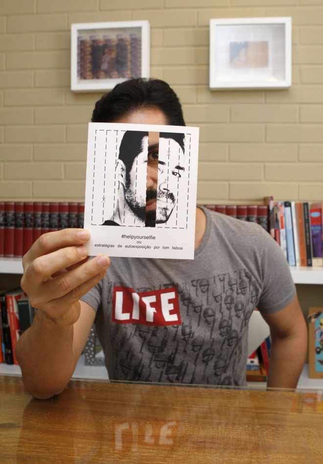 Última obra do artista, #helpyourselfie reflete sobre o fenômeno contemporâneo de realizar autorretratos pelo celular. | Aniele Nascimento/Gazeta do Povo