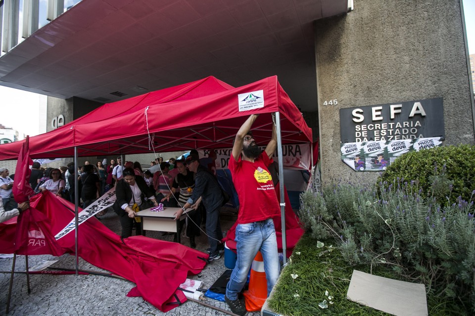 Professores fizeram vigília em frente à Secretaria da Fazenda. | Brunno Covello/Gazeta do Povo