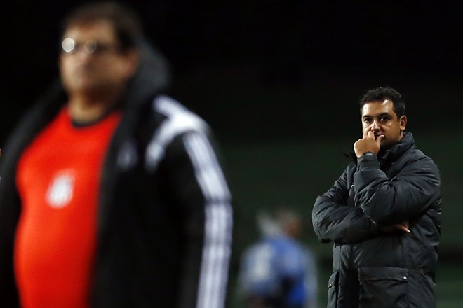 Marquinhos Santos, do Coritiba, e o técnico da Ponte, Guto Ferreira. | Felipe Rosa/TRIBUNA DO PARANA