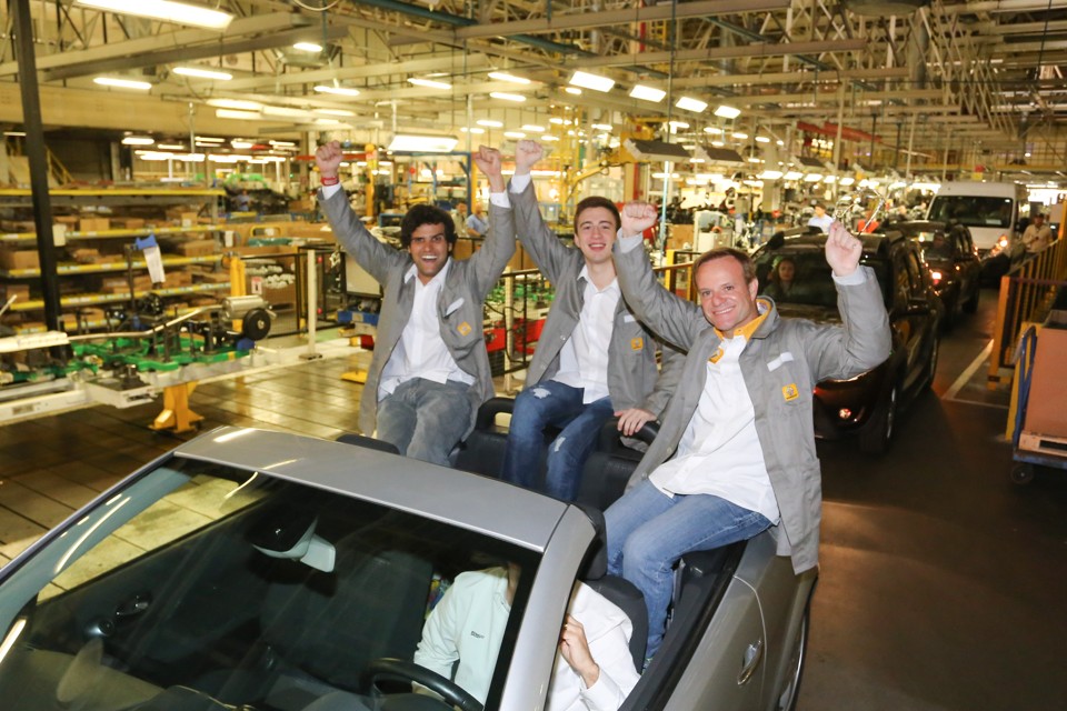 Os pilotos da Renault, Eduardo Rocha (esq.), Gabriel Casagrande e Rubens Barrichello,visitaram a fábrica da marca em São José dos Pinhais. | Rodolfo Buhrer/Renault