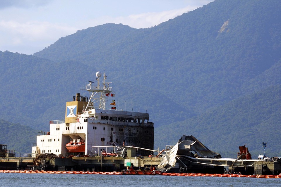 O navio Vicuña explodiu em novembro de 2004, espalhando metanol e óleo  nas águas do Litoral do Paraná | Jonathan Campos/Gazeta do Povo