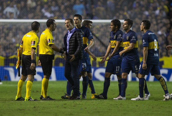 Atletas e técnico do Boca reclamando com a arbitragem. | Ivan Fernández/EFE