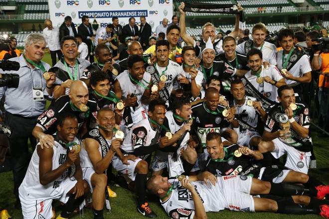 Jogadores do Operário comemoram o título com as medalhas. | Albari Rosa/Gazeta do Povo