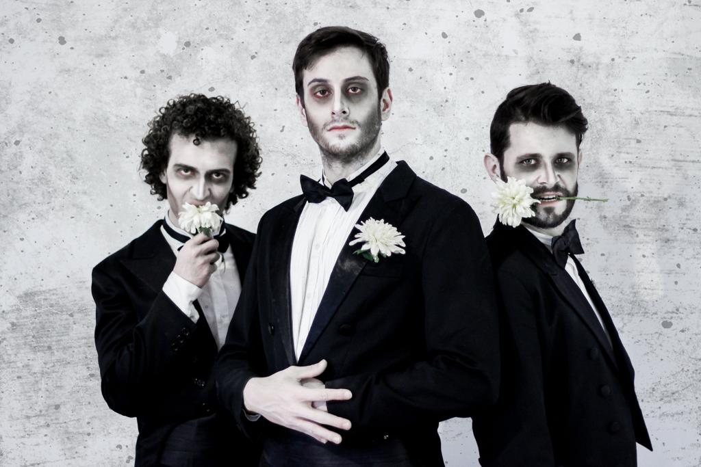 Três atores vivem o narrador de Machado, que endereça a plateia numa atitude que promove a intimidade. | Divulgação