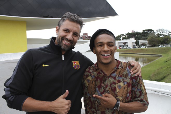 Fabiano Carvalho, o B.boy Neguin, dançarino da equipe de Madonna, com Octávio Nassur (à esq.), organizador do Festival Internacional de Hip Hop de Curitiba |