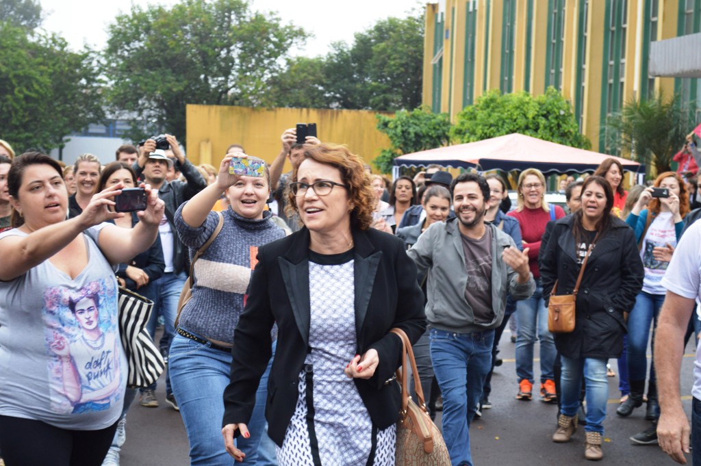 Inez Dalavechia, chefe do NRE de Cascavel, deixou prédio sob protesto de professores.