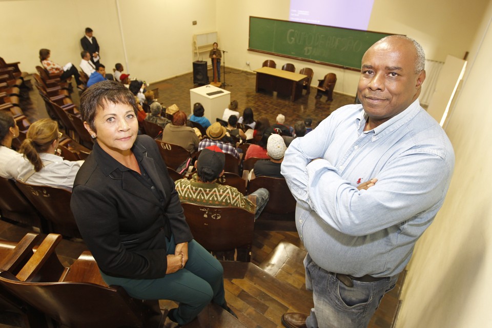 Alba e Silas no anfiteatro onde acontecem os encontros do Grupo de Adesão, no HC, na comemoração dos 15 anos  de trabalho. | Antônio More/Gazeta do Povo