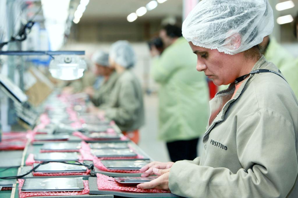 Comercialização de celulares inteligentes da Positivo caiu 37% entre janeiro e março deste ano. | Fernando Dias/Divulgação